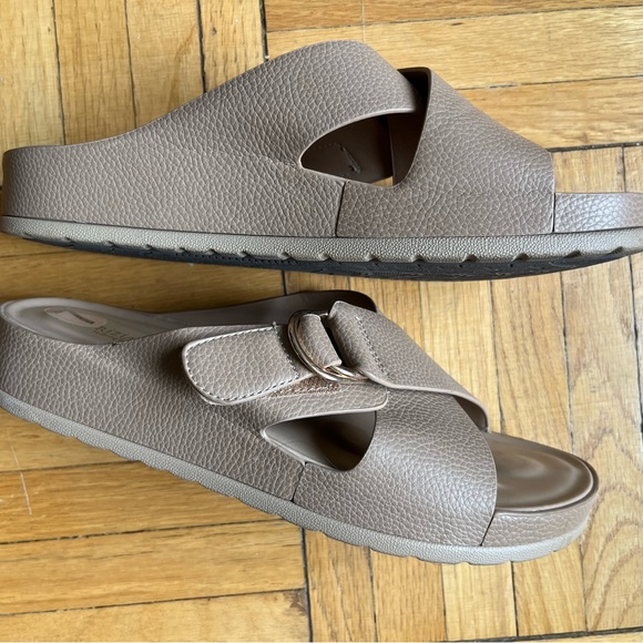 Women’s Strap Sandals - Picture 2 of 5